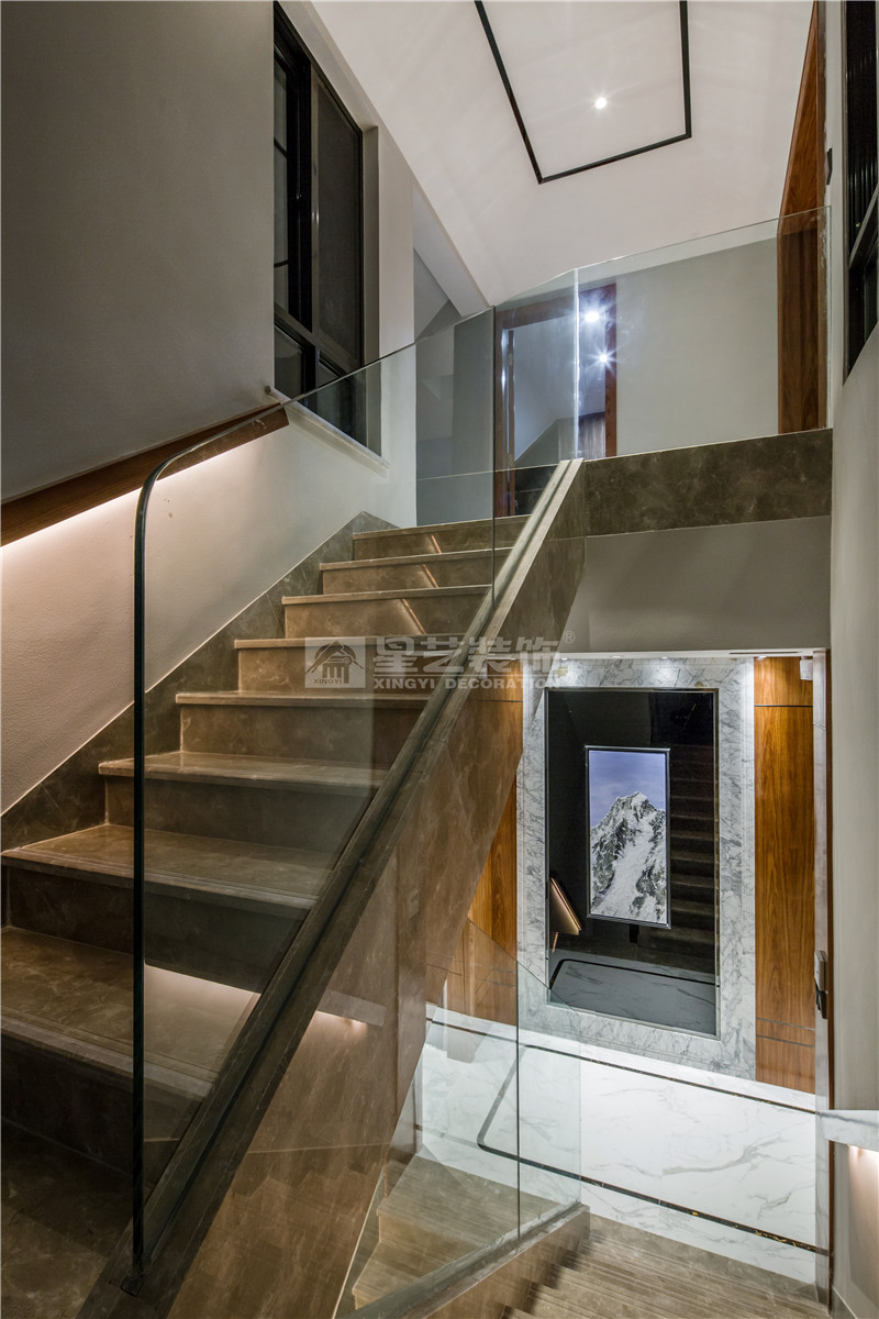 合景天俊229平樓梯區(qū)裝修實(shí)景圖