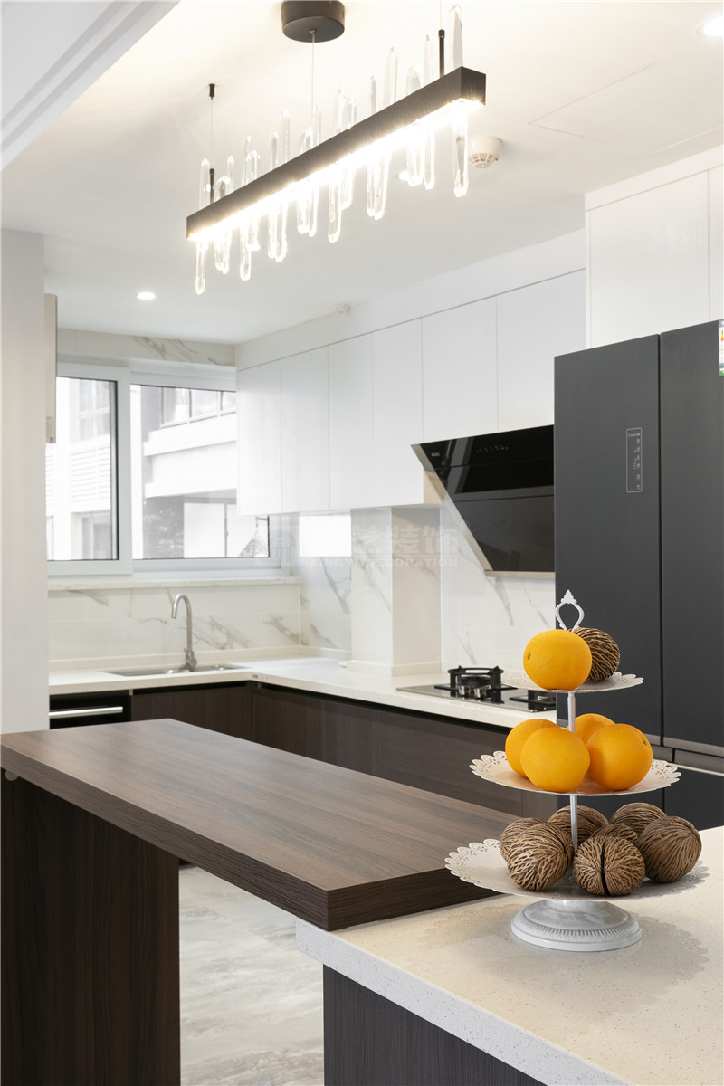 霖峰壹號142平廚房裝修實(shí)景圖