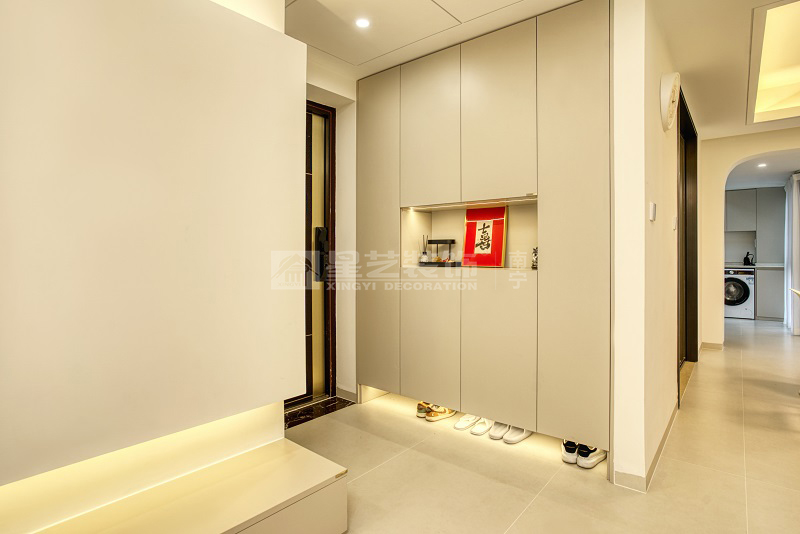 綠地中央廣場125平現(xiàn)代風格入戶玄關實景