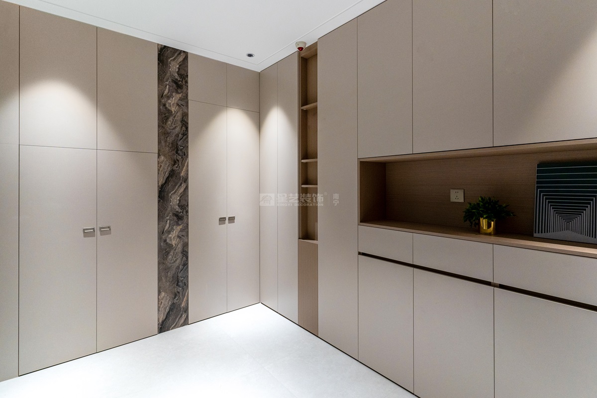 盛邦濱江府200平現(xiàn)代極簡(jiǎn)入戶玄關(guān)裝修實(shí)景