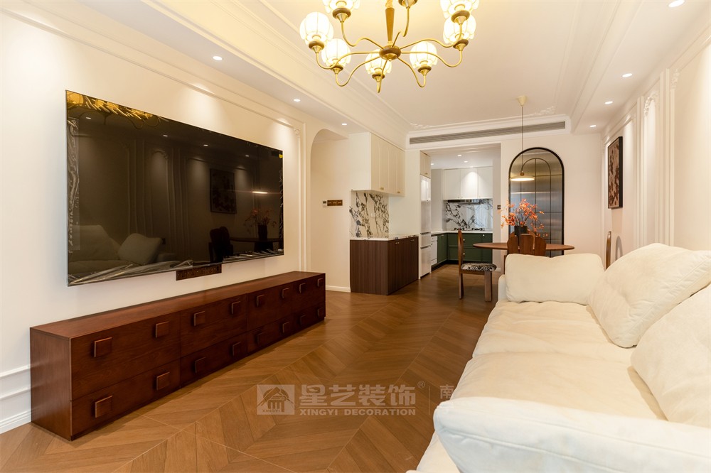 星海銀沙100平中古風客廳裝修實景