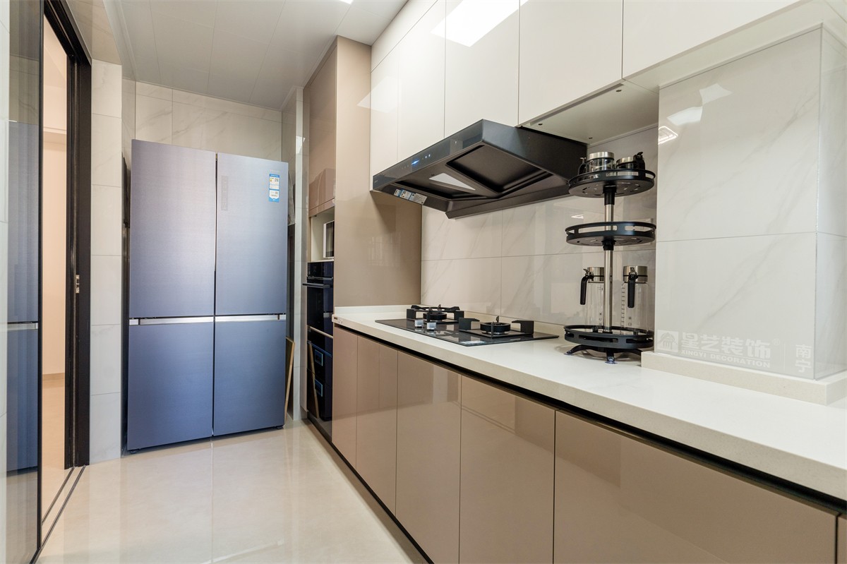 津頭小區(qū)140平原木風(fēng)廚房完工實景圖