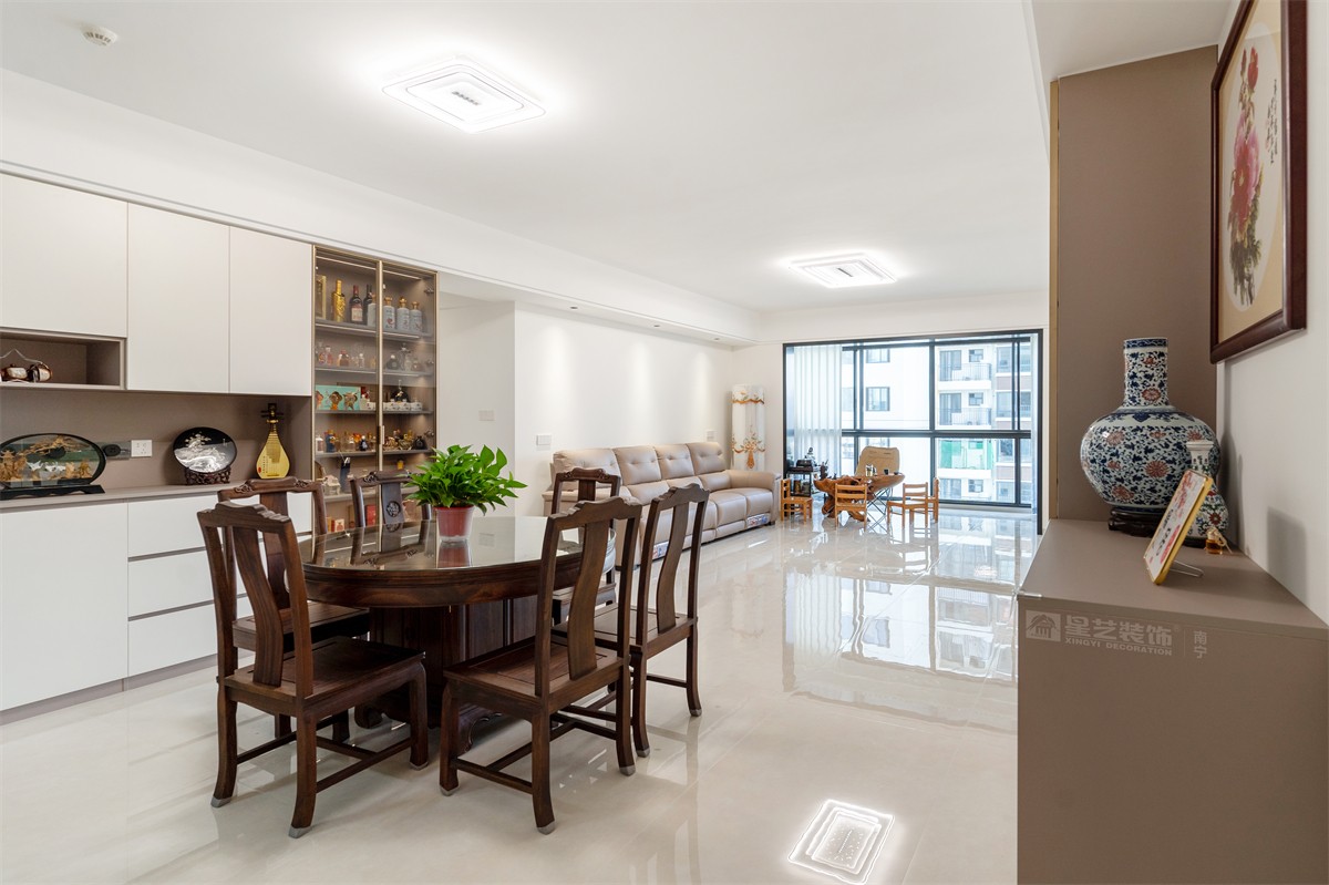 津頭小區(qū)140平原木風(fēng)客廳完工實景圖