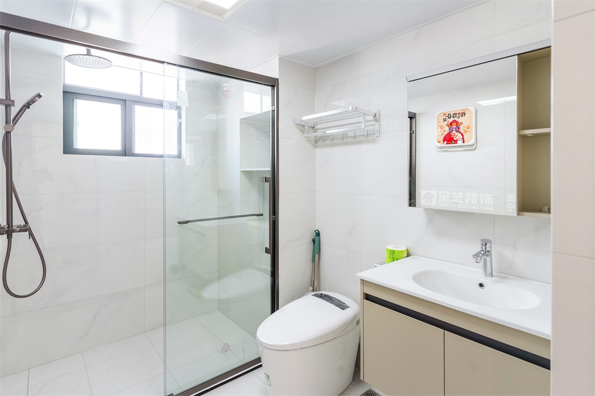 津頭小區(qū)140平原木風(fēng)衛(wèi)生間完工實景圖