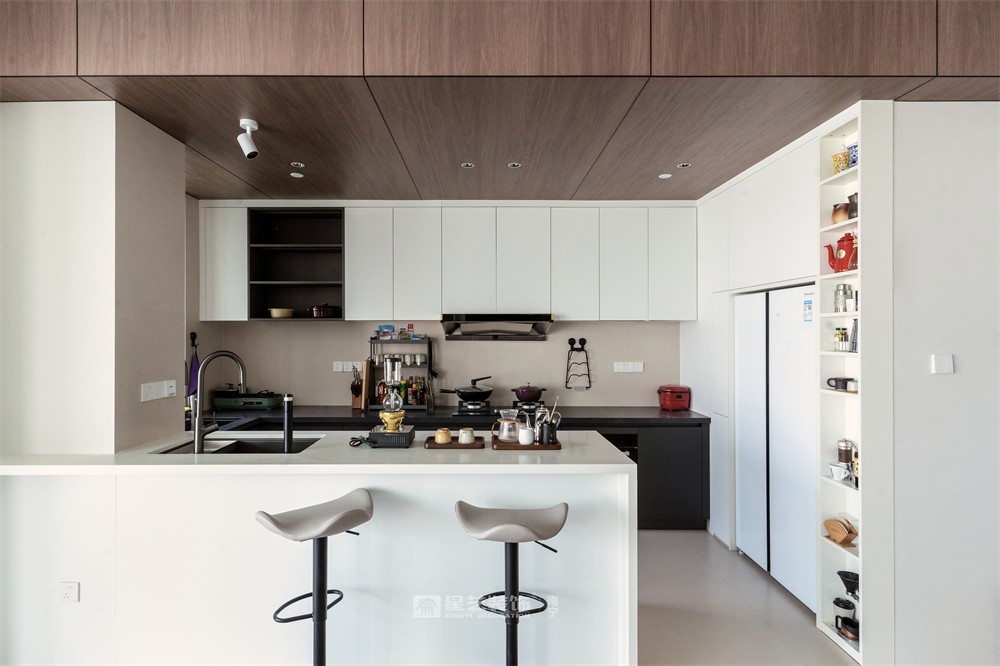 上水灣200平現(xiàn)代原木風(fēng)廚房裝修完工實(shí)景圖