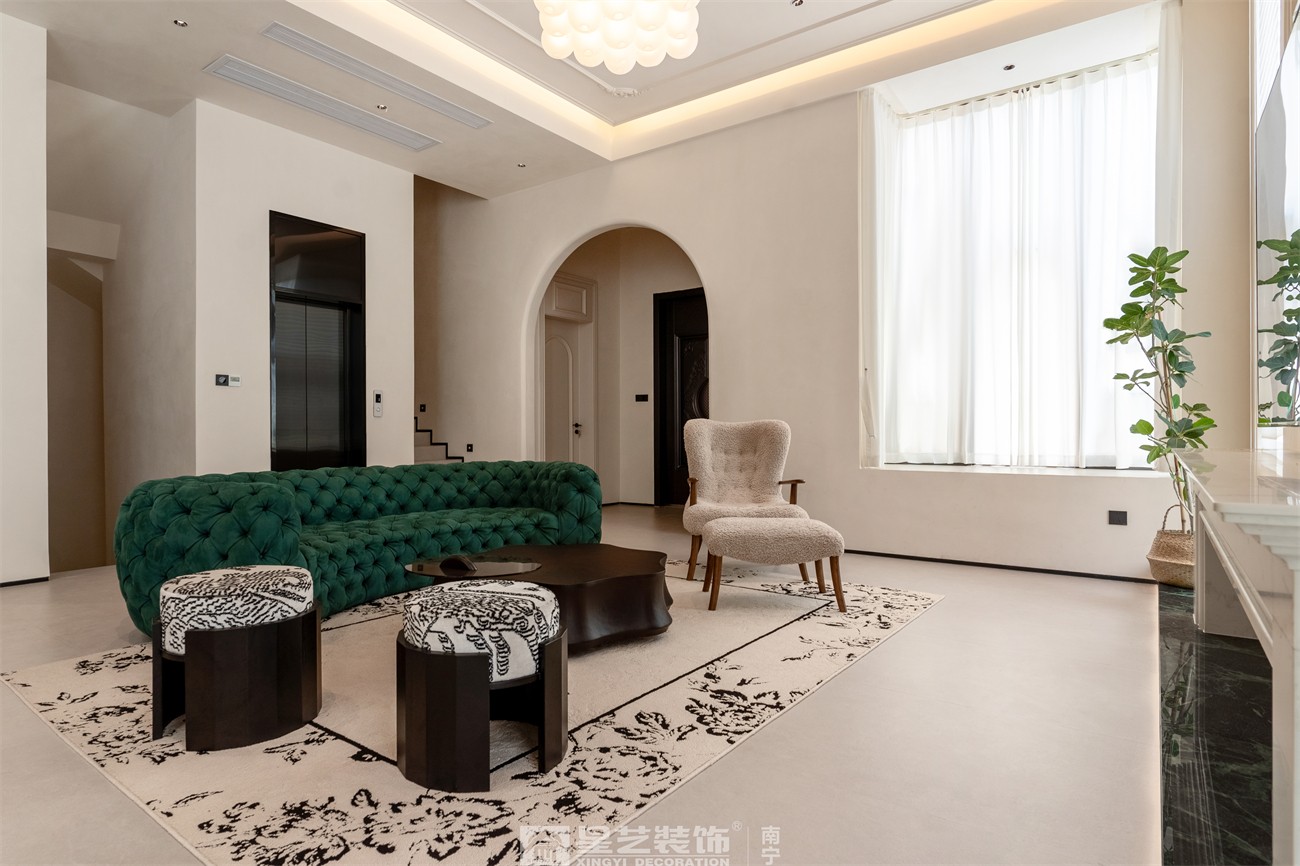 盛世江山300平中古風(fēng)客廳裝修完工實(shí)景圖