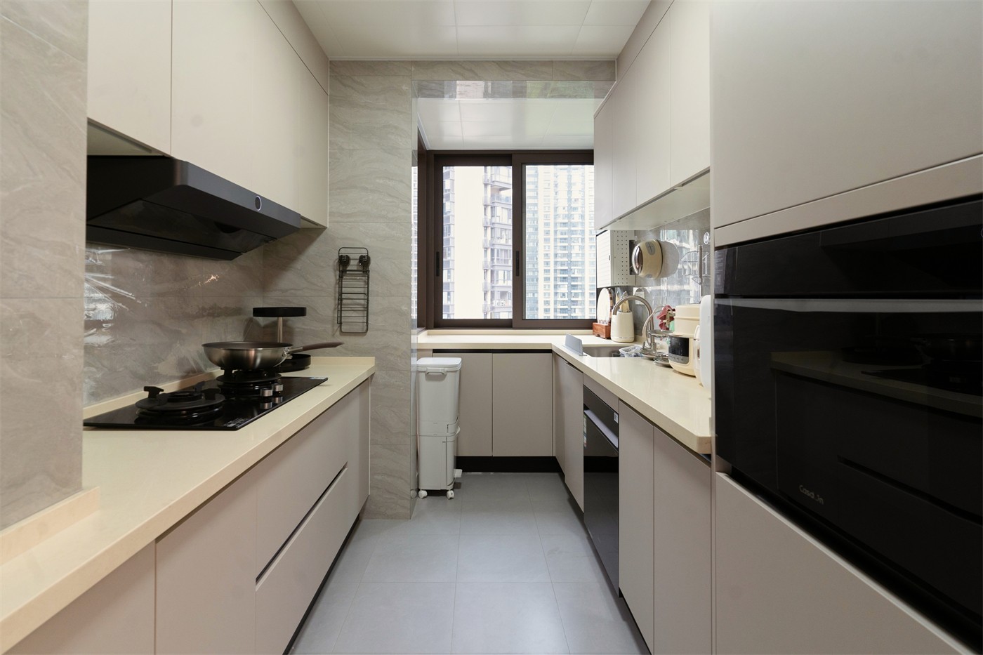 保利天悅臺143平現(xiàn)代風(fēng)格廚房裝修實景圖