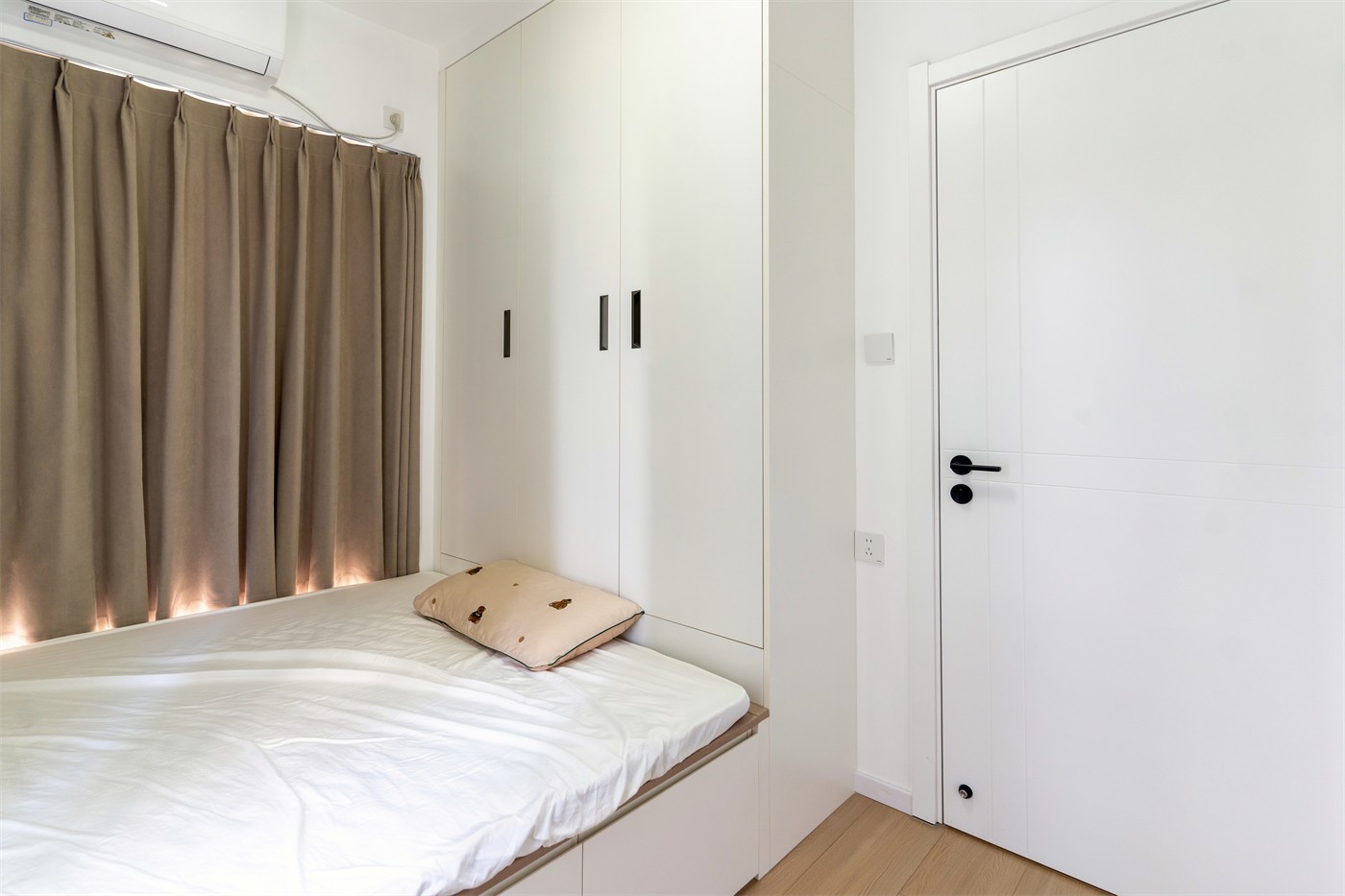 保利領秀廣場75平奶油風臥室裝修實景圖