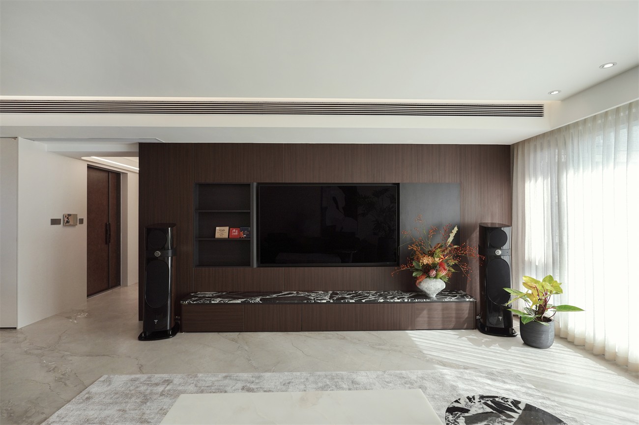 中海湖上景明意式輕奢137平客廳裝修實(shí)景圖